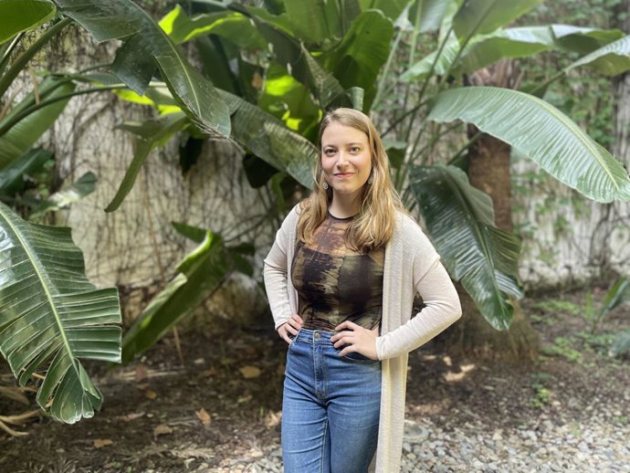 La escritora Àfrica Alonso publica la novela 'Una luz tímida'