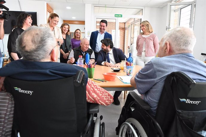 El jefe del Ejecutivo autonómico, Fernando López Miras, visitó hoy el Centro de Día para Personas Mayores de Las Torres de Cotillas.