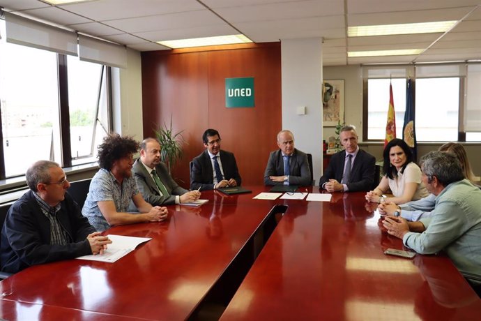 Firma de un acuerdo entre el vicepresidente segundo de C-LM, José Manuel Caballero,  y el rector del UNED, Ricardo Mairal.