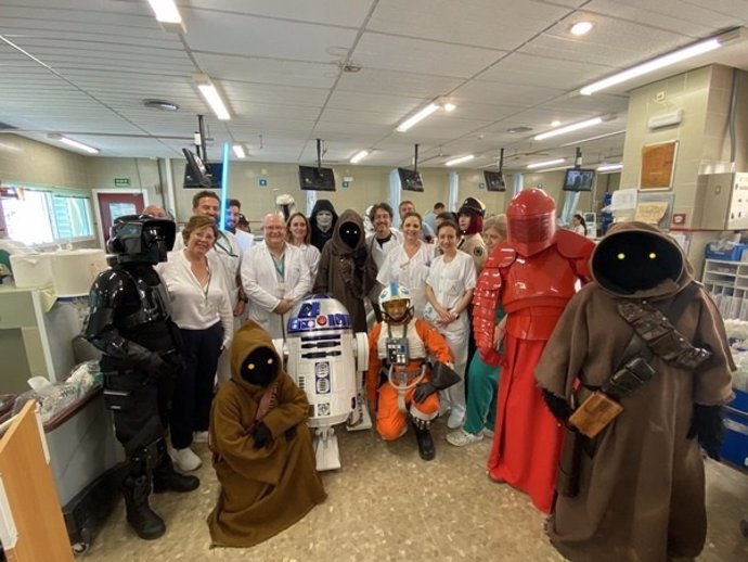 Personajes de la saga 'Star Wars' visitan a pacientes ingresados en el Hospital Costa del Sol.