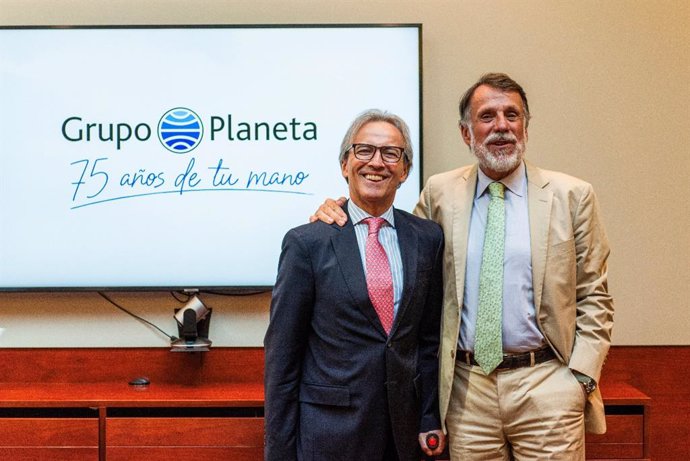 De izquierda a derecha: el embajador de Colombia en España, Eduardo Ávila, y el presidente de Grupo Planeta, Eduardo Ávila.