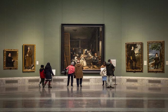 Archivo - Varias personas contemplan el cuadro de Velázquez 'Las Meninas' en una visita al Museo del Prado 
