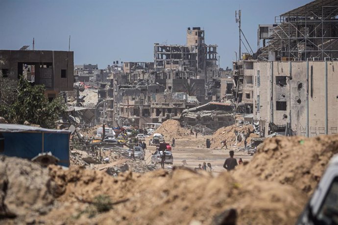 Palestinos regresan a la ciudad de Jan Yunis, en el sur de la Franja de Gaza, huyendo de los últimos ataques del Ejército de Israel contra Rafá, en la frontera con Egipto (archivo)