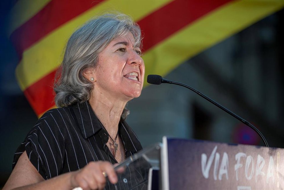 Archivo - La presidenta de la ANC, Dolors Feliu, interviene durante una protesta convocada por la ANC ante la Generalitat, a 24 de julio de 2034, en Barcelona, Cataluña (España). La Assemblea Nacional Catalana (ANC) ha convocado esta concentración bajo 