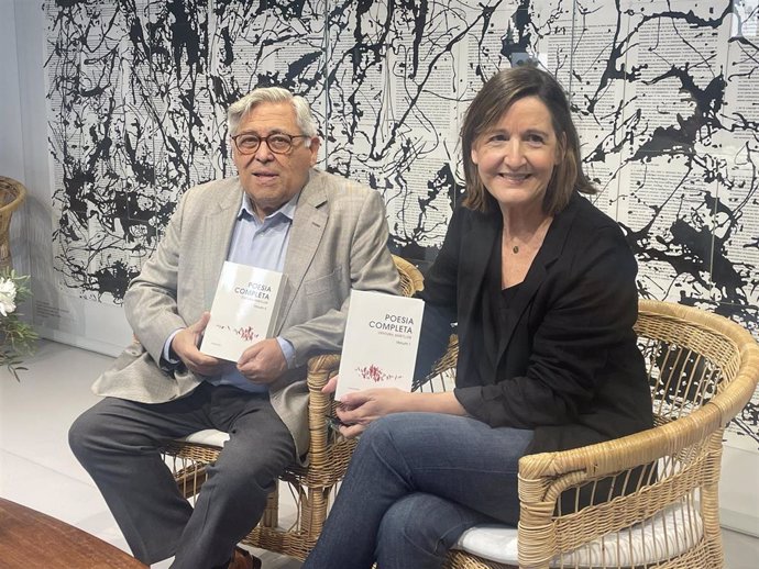 El editor Josep Cots y la presidenta de la Associació Ventura Ametller e hija del poeta Teresa Claveguera