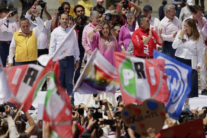 Archivo - 03 September 2023, Mexico, Mexico City: Xochitl Galvez, senator and candidate of an opposition alliance of three parties for the presidential elections, waves during an election campaign at the monument to the Angel of Independence.