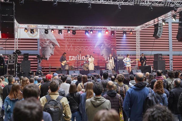 Celebración del Día Internacional de los Museos con los conciertos de Radio 3 en el patio de Nouvel del Museo Reina Sofía en 2023.