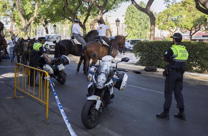 Agentes de la Policía Local de Huelva durante la salida de las hermandades de la capital.