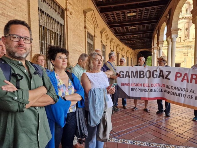 Los diputados de Adelante José Ignacio García y Maribel Mora, este lunes en Sevilla en la concentración de la Plataforma Gambogaz.