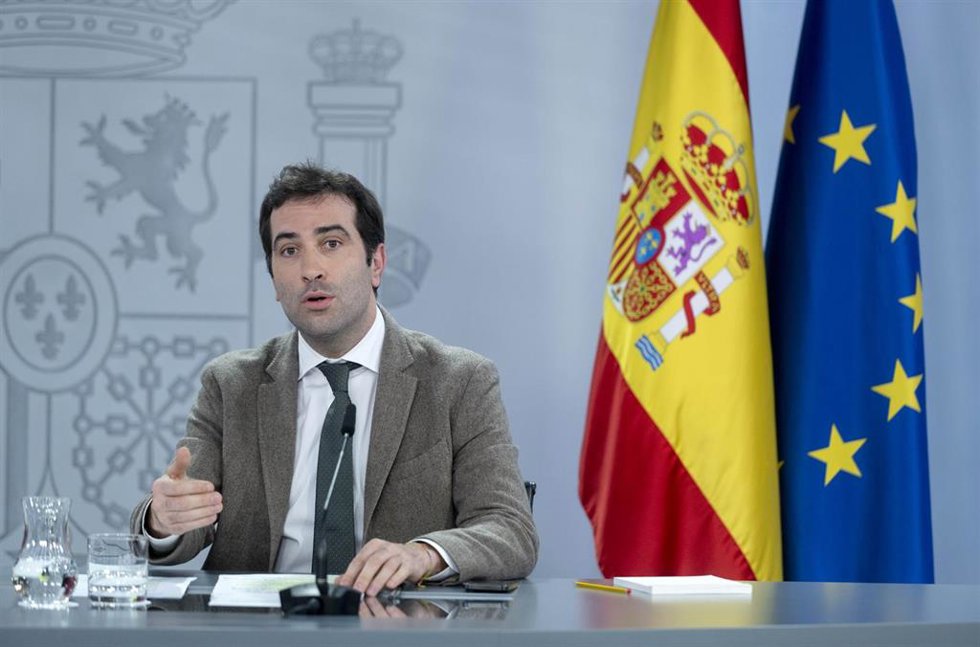 Archivo - El ministro de Economía, Comercio y Empresa, Carlos Cuerpo, durante una rueda de prensa posterior a la reunión del Consejo de Ministros, en el Palacio de la Moncloa, a 19 de marzo de 2024, en Madrid (España). 