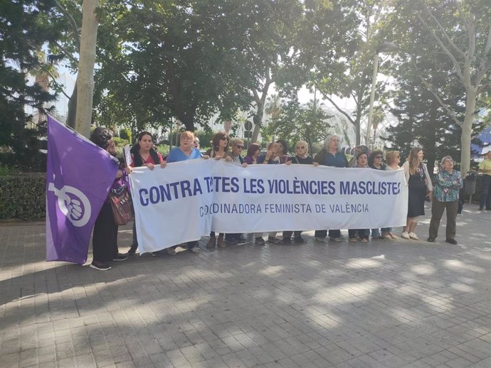 Concentración de la Coordinadora feminista ante la Ciudad de la Justicia ante la celebración de un juicio a una cusado de intentar asesinar a su expareja en Massamagrell