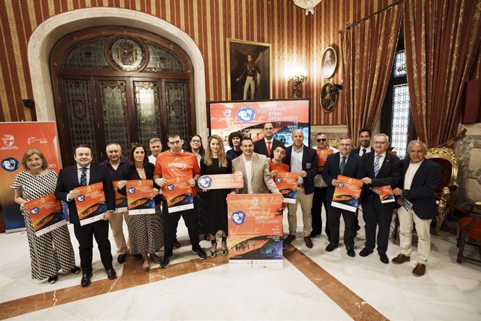 Autoridades y representantes de entidades participantes en el Festival de Fútbol 'Otras capacidades'.