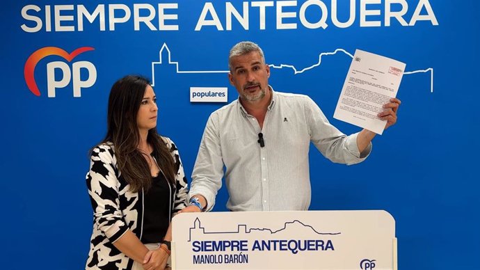 El senador por Málaga Ángel González y la vicepresidenta del PP en Antequera (Málaga), Ana Cebrián.