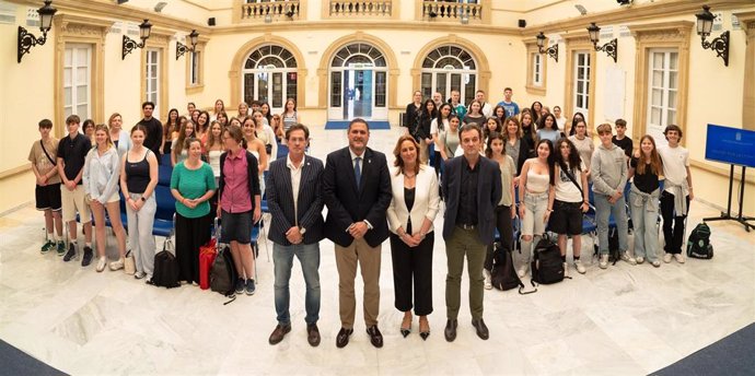 Representantes de la Junta y Diputación reciben a estudiantes extranjeros del programa 'Erasmus+'