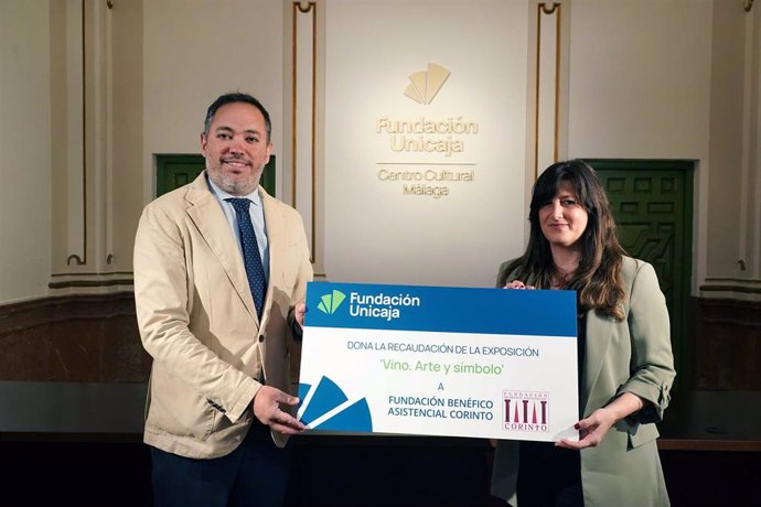 La responsable de Solidaridad e Investigación de Fundación Unicaja, Ana Cabrera, ha sido la encargada de entregar el donativo al presidente de la Fundación Benéfico Asistencial Corinto, Álvaro Guardiola.