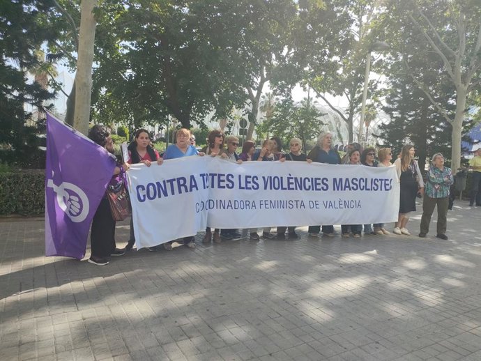 Concentració de la Coordinadora feminista davant de la Ciutat de la Justícia davant de la celebració d'un judici a una cusado d'intentar assassinar a la seua exparella a Massamagrell