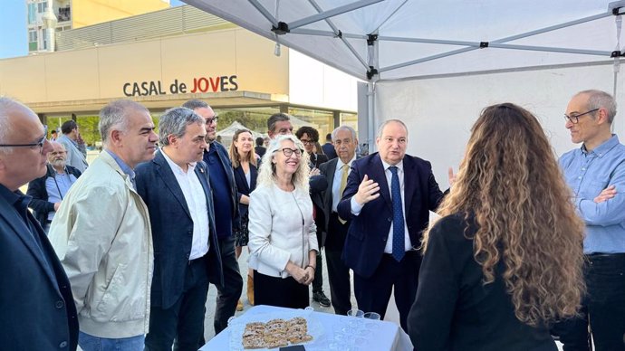 El ministre Jordi Hereu i l'alcaldessa de Sant Feliu de Llobregat, Loudes Borrell, durant la fira GiraFeina