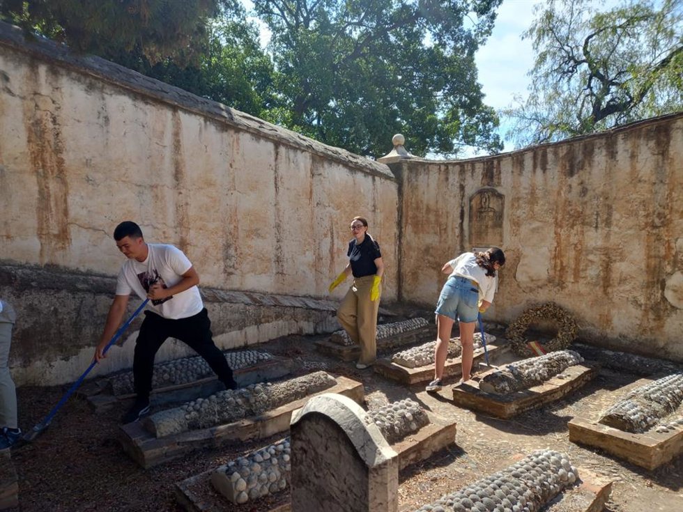 Estudiantes de la UMA contribuyen al cuidado patrimonial del Cementerio Inglés de Málaga.
