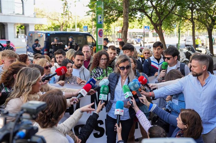 La madre de la víctima, Maria del Carmen Jiménez, durante la lectura de un manifiesto durante ante el Juzgado de Menores el primer día del juicio