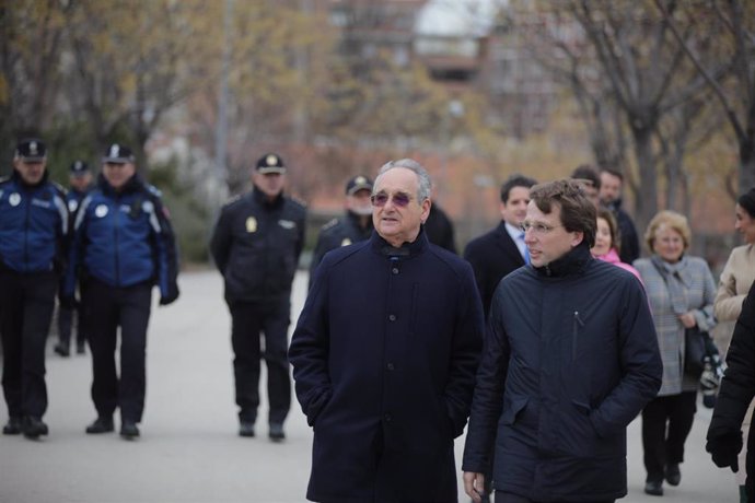 Archivo - El alcalde de Madrid, José Luis Martínez-Almeida, con el padre del 'Héroe del monopatín'