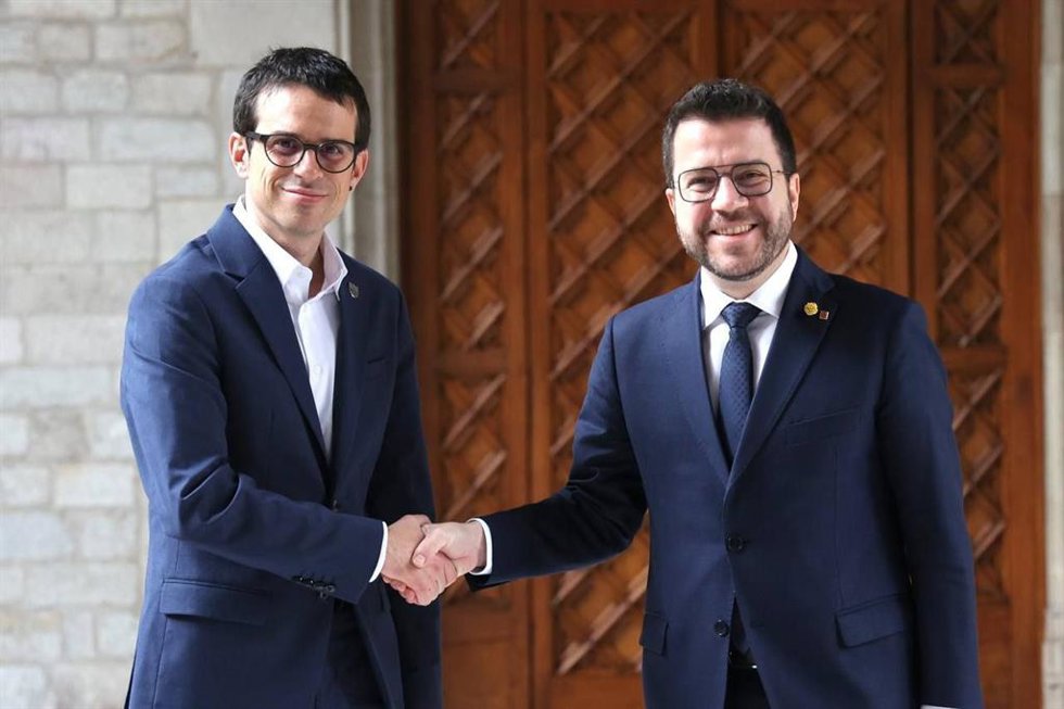 Archivo - El candidato a lehendakari de EH Bildu, Pello Otxandiano, y el presidente de la Generalitat, Pere Aragons