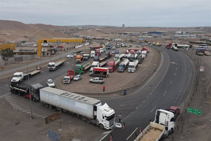 Camioneros mantienen cortada la salida sur de la ruta A-16, ubicada en el sector de La Azufrera de Alto Hospicio en protesta por la alta inseguridad en Chile