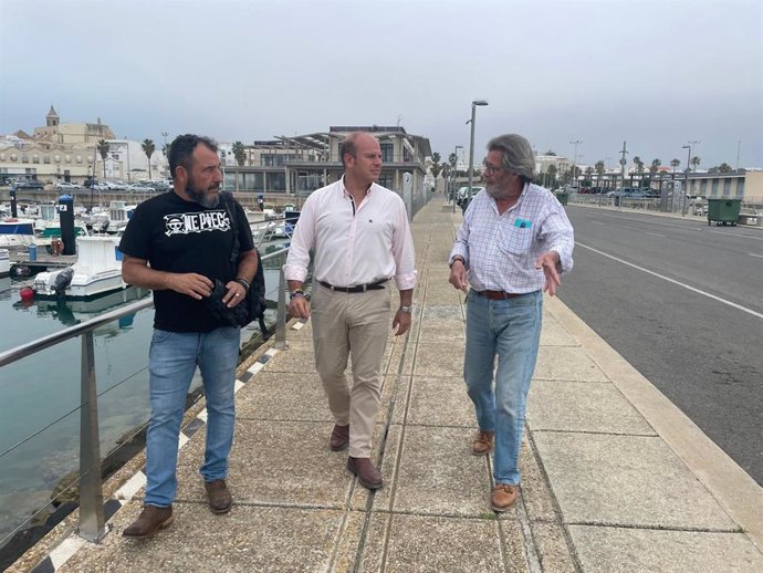 El delegado territorial de Sostenibilidad, Óscar Curtido, en el puerto deportivo de Rota.