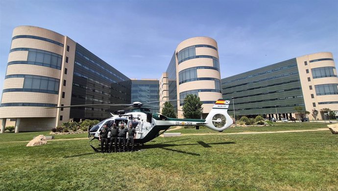 Helicóptero de la Guardia Civil en los jardines del Clínico por el Día de la Infancia Hospitalizada