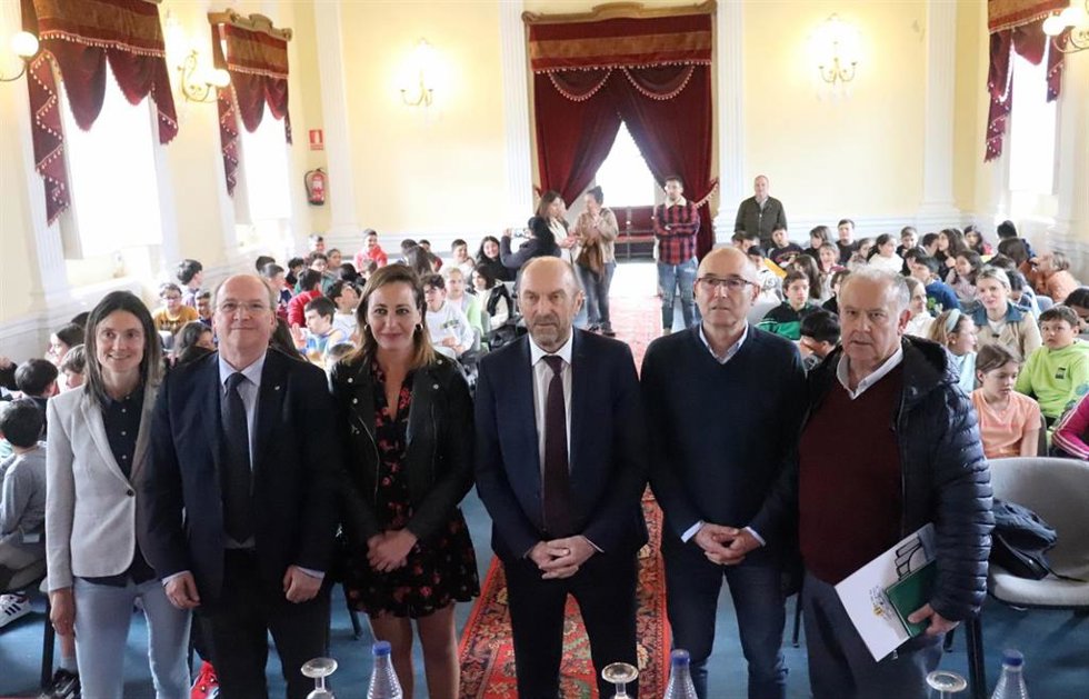 Los miembros de la Mesa de la Cámara, con el presidente Juan Cofiño en el centro, participan en el Foro Comunicación y Escuela en Castropol.