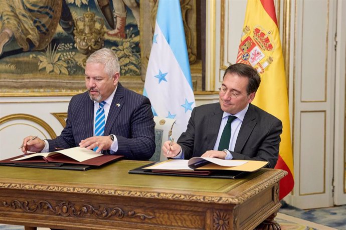El ministro de Asuntos Exteriores, Unión Europea y Cooperación, José Manuel Albares, firma un acuerdo con su homólogo de Honduras, Enrique Reina, en Madrid