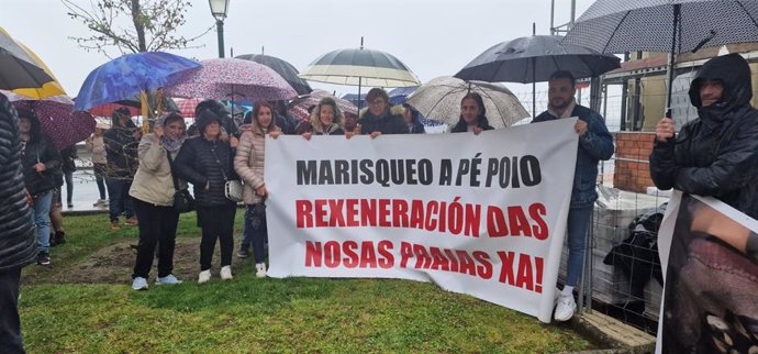 Concentración de mariscadores en Ribeira