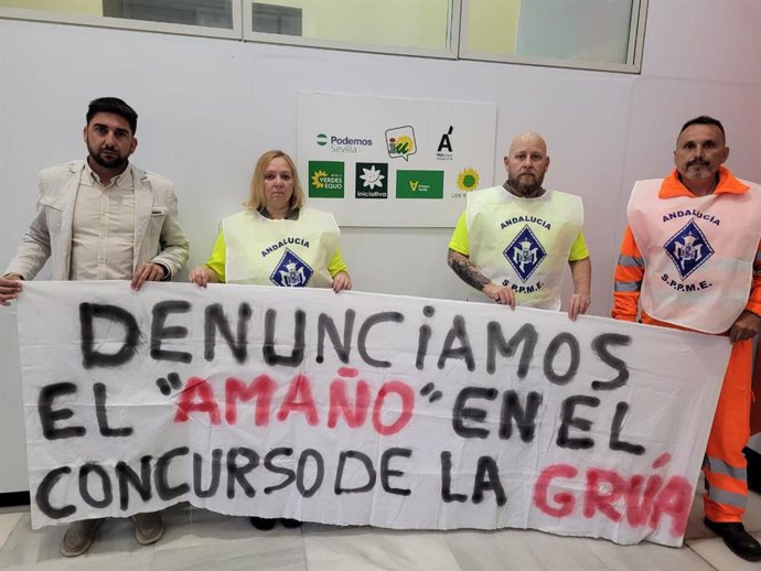 Ismael Sánchez con el comité de la plantilla de la grúa