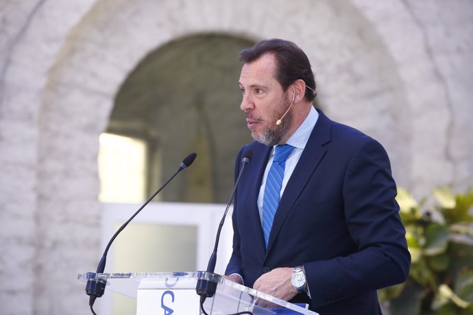El ministro de Transporte y Movilidad Sostenible, Óscar Puente, interviene en el Foro Alicante  'Conexiones e infraestructuras para Alicante', en la Casa Mediterráneo, a 10 de mayo de 2024, en Alicante, Comunidad Valenciana (España).
