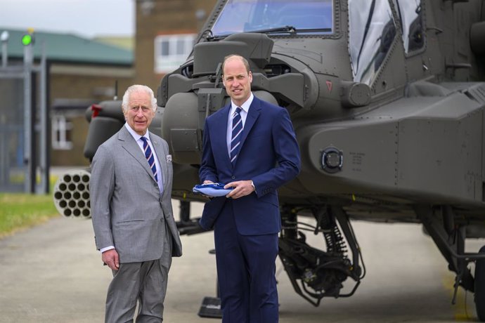 El rey Carlos III junto al príncipe Guillermo en una base aérea de Hampshire.