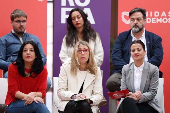 Archivo - (En la primera fila I-D) La eurodiputada Idoia Villanueva; su homóloga María Eugenia Rodríguez Palop;  y la ministra Sira Rego.  (En la segunda fila) el eurodiputado Manu Pineda.