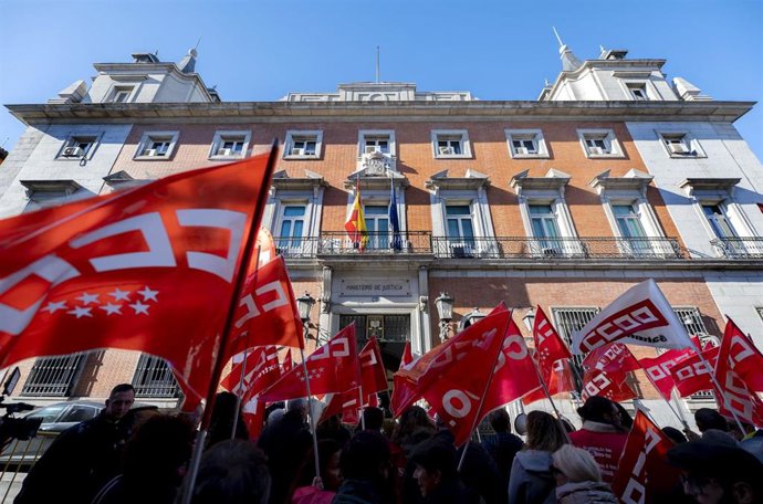 Archivo - Varias personas con banderas de CCOO 