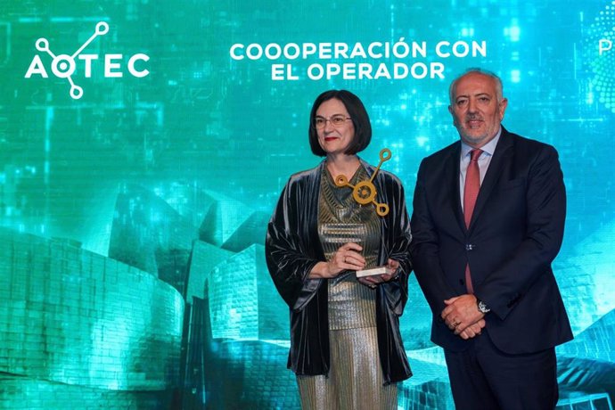 La presidenta de la CNMC, Cani Fernández, visitó la muestra y recogió el premio Aotec Cooperación con el Operador.