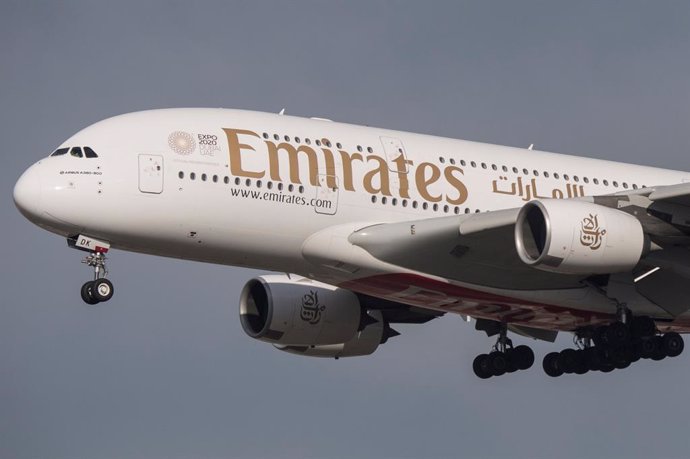 Archivo - FILED - 14 February 2019, Hessen, Frankfurt/Main: An Airbus A-380 from Emirates lands at Frankfurt Airport. Photo: Boris Roessler/dpa