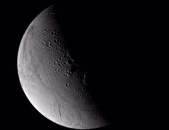 Encélado, la luna helada de Saturno, fotografiada desde una distancia de 141.000 kilómetros por la sonda espacial Cassini.