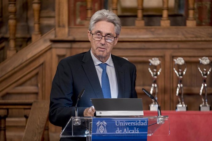 Archivo - El rector de la Universidad de Alcalá, José Vicente Saz, interviene durante la celebración de la gala de los Premios Antenas de Plata 2023, en el Paraninfo de la Universidad de Alcalá (UAH), a 2 de junio de 2023, en Alcalá de Henares, Madrid (Es