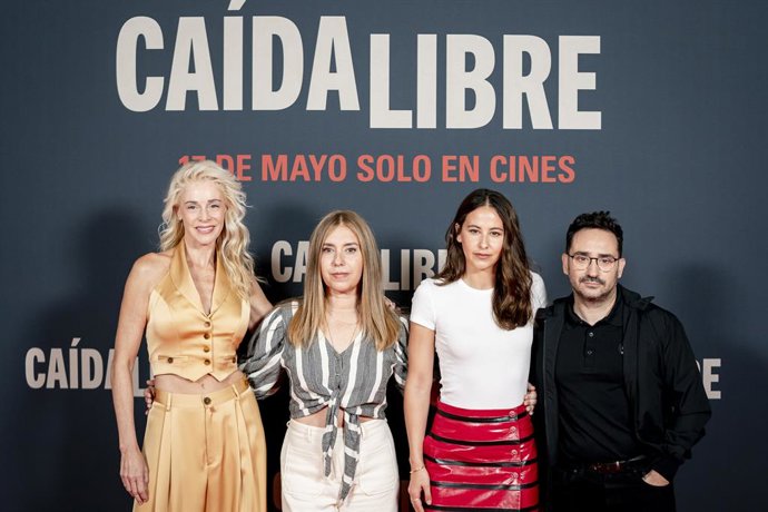 (E-D) L'actriu Belén Rueda; la directora de la pel·lícula 'Caída libre' Laura Jou; l'actriu Irene Escolar i el director de cinema Juan Antonio Bayona posen durant un photocall previ al junket, en l'Hotel Urso,  a 10 de maig de 2024, a Madrid (Espanya)