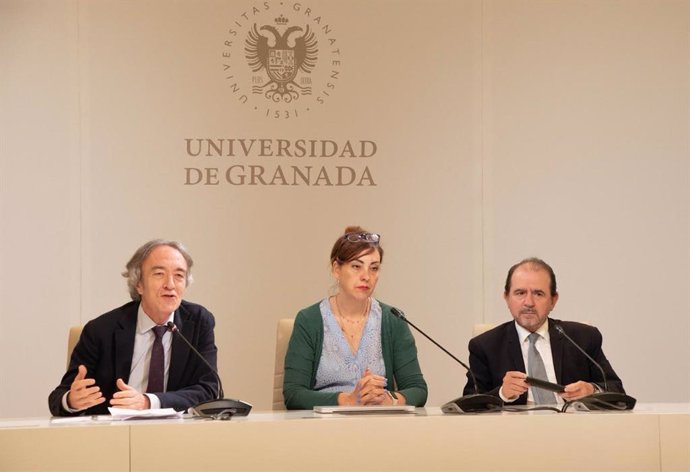 El delegado de Salud de la Junta en Granada, Indalecio Sánchez-Montesinos, a la izquierda en la imagen, participa en la presentación de una colecta extraordinaria de sangre y plasma en la UGR