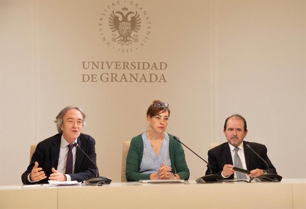 El delegado de Salud de la Junta en Granada, Indalecio Sánchez-Montesinos, a la izquierda en la imagen, participa en la presentación de una colecta extraordinaria de sangre y plasma en la UGR