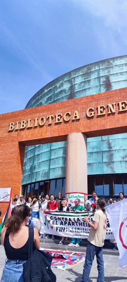 Concentración de estudiantes en apoyo a Palestina en la biblioteca general de la UMA, donde mantienen un encierro