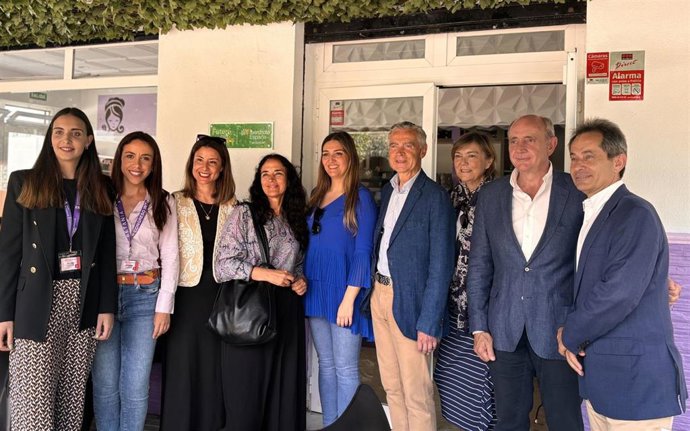 Representantes de Fundación Iberdrola y de Nuevo Hogar Betania en La Línea.