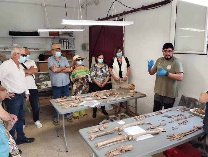 Una delegación de CCOO visita el Cementerio de La Salud de Córdoba para conocer los trabajos de exhumación de represaliados del franquismo.