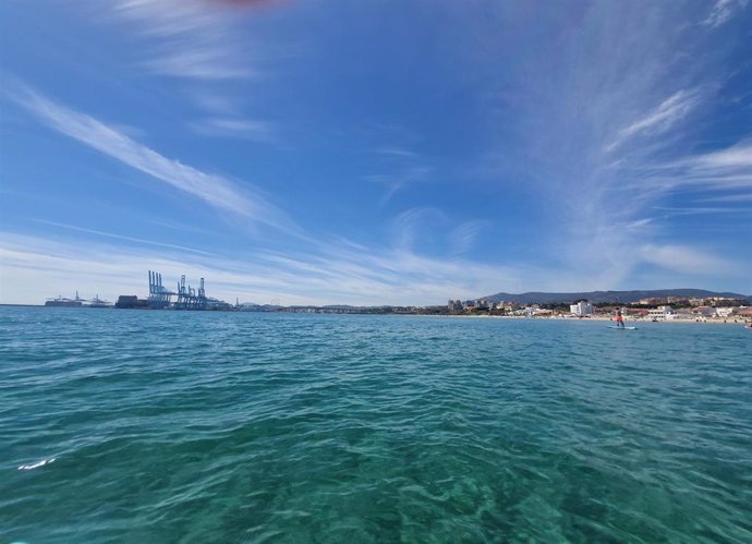 Vista del mar desde la playa del Rinconcillo en Algeciras