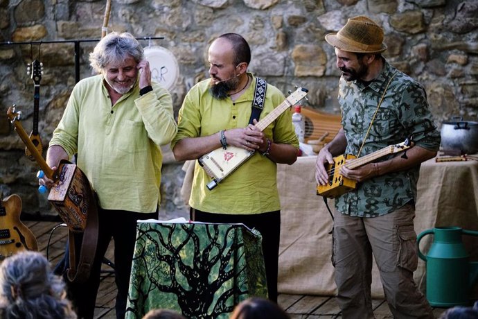 Integrantes del grupo de folk 'Mosicaires'