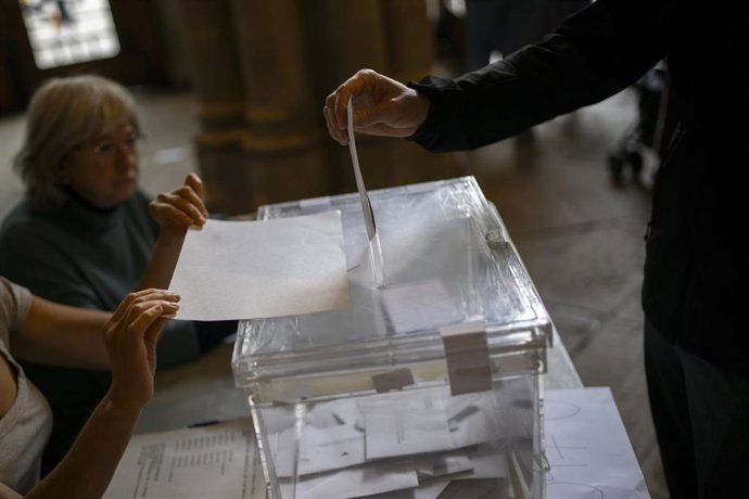 Una persona ejerce su derecho a voto en la Universitat de Barcelona, a 12 de mayo de 2024, en Barcelona, Catalunya (España). 