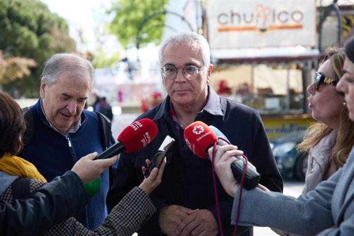 El concejal de Carabanchel y portavoz del Grupo Municipal Popular, Carlos Izquierdo, atiende a medios a su llegada a la pradera de San Isidro